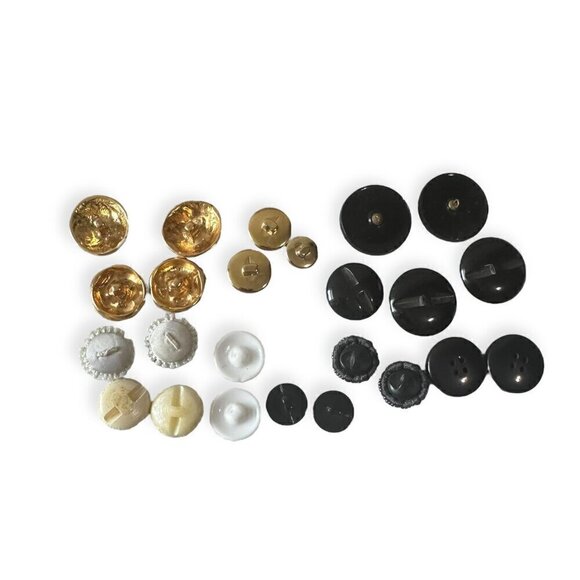 Assorted Vintage Buttons, 24 pieces. - Picture 2 of 8